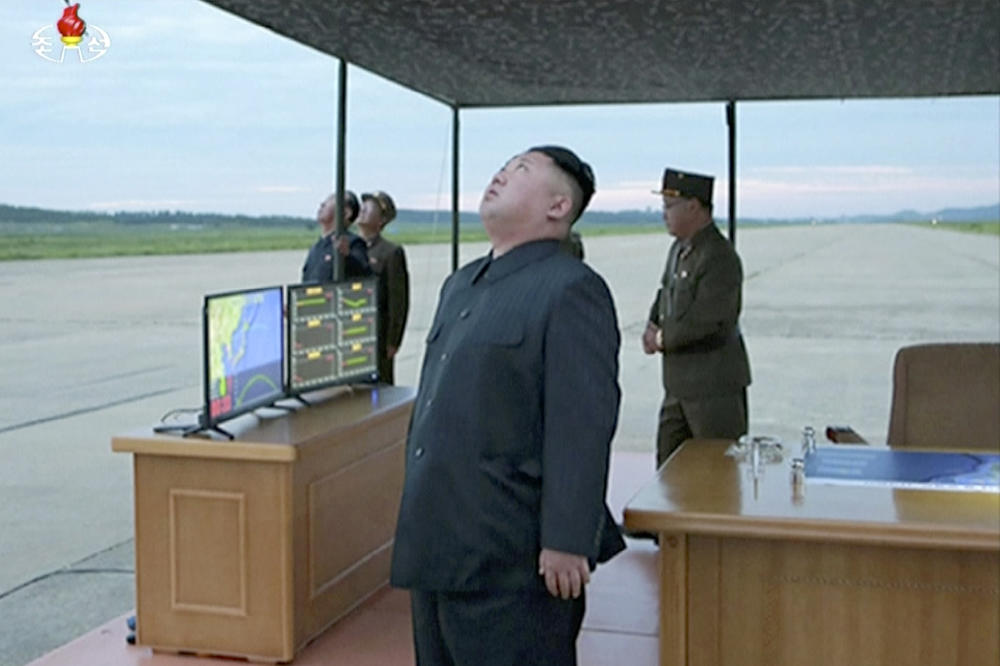 (VIDEO) NEŠTO SE ŽESTOKO SPREMA U SEVERNOJ KOREJI: Kim tajno premestio interkontinentalnu raketu na obalu!