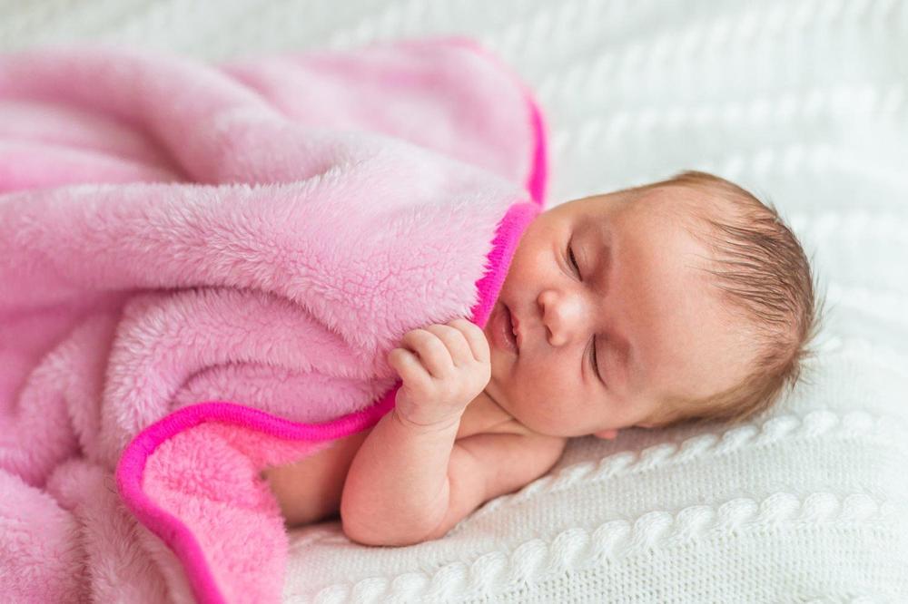 RODITELJI, NISTE OVO ZNALI: Evo koji položaj spavanja je najsigurniji za bebe!