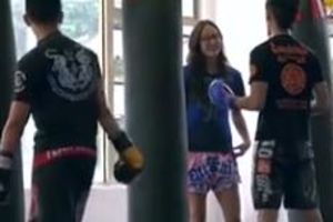 (VIDEO) SITNA, ALI DINAMITNA: Žgoljava štreberka isprepucala tajlandske boksere!