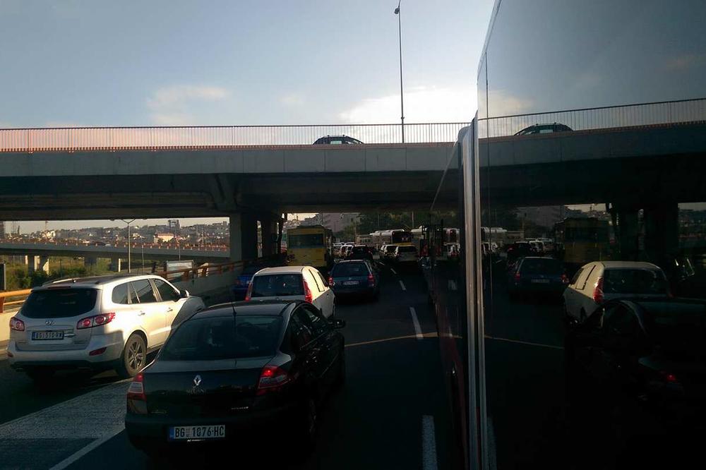 (FOTO) SAOBRAĆAJNI KOLAPS POSTAO SVAKODNEVICA U BEOGRADU: Pažljivo za volanom, gužve širom prestonice