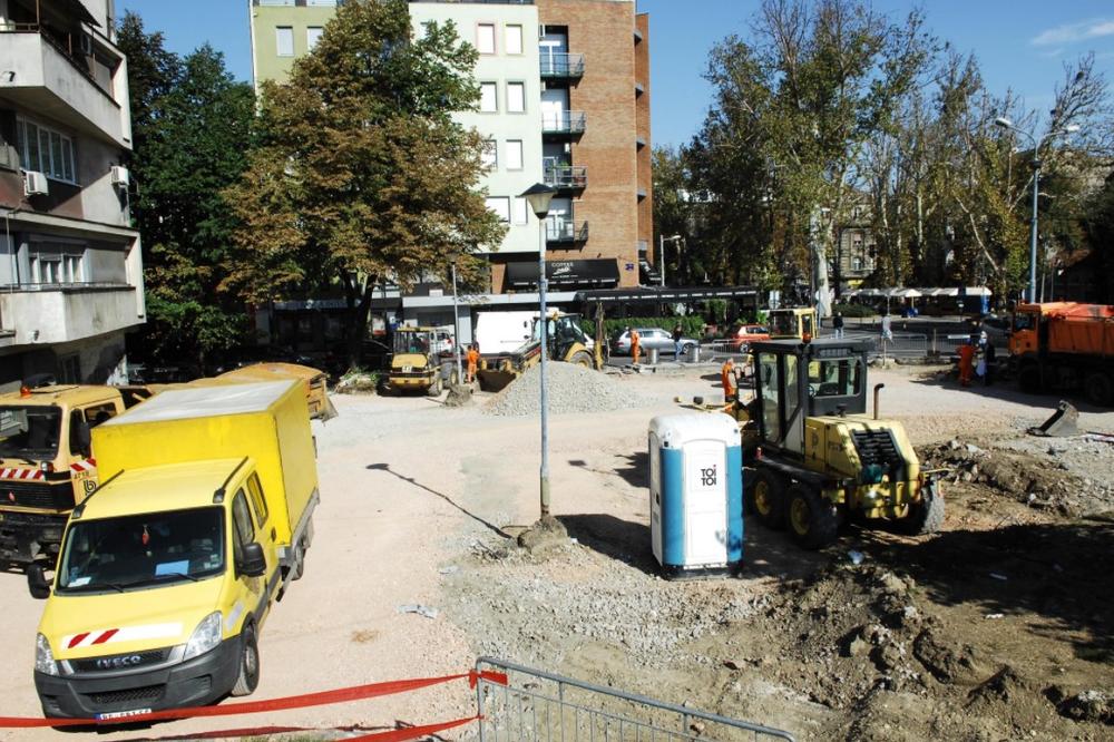 (FOTO) VRAČAR: Novi park s klupama na uglu Krunske, Kursuline i Viške ulice