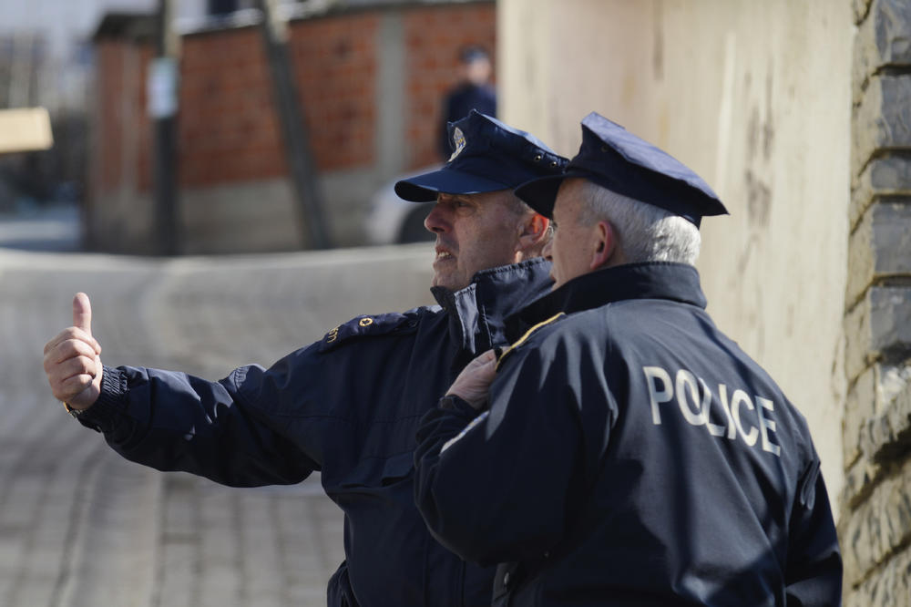 PLAMEN OŠTETIO I DRUGA VOZILA NA PARKINGU: Zapaljen automobil policajca u Kosovskoj Mitrovici