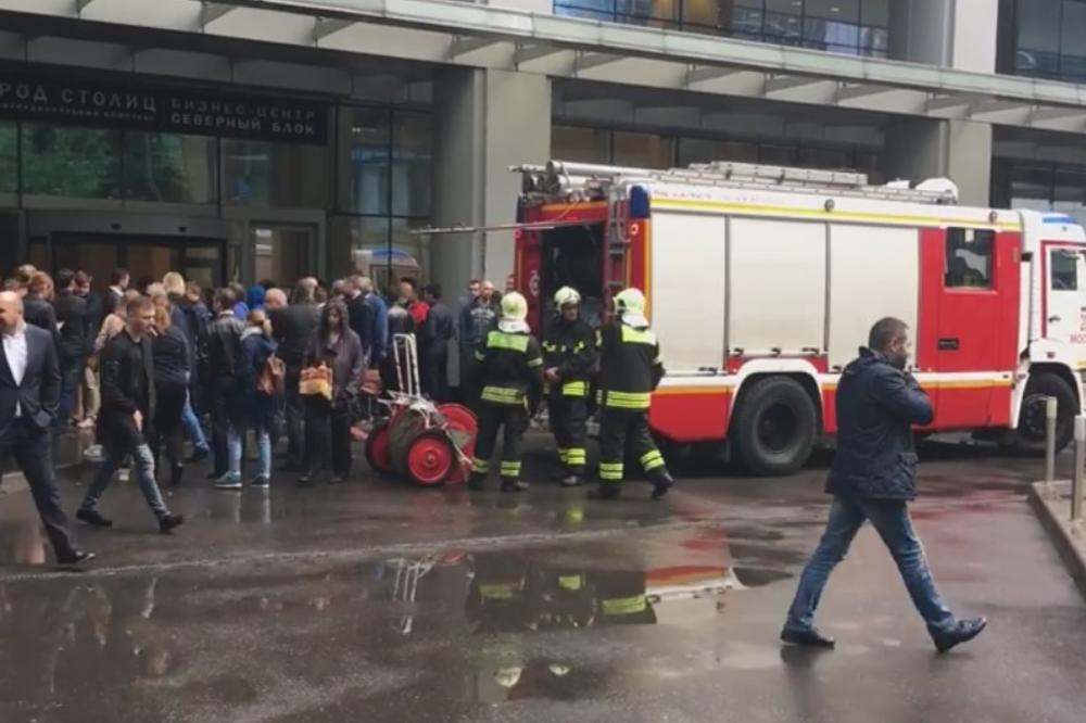 (VIDEO) PANIKA U MOSKVI: Evakuisan tržni centar, pronađen sumnjiv paket u prizemlju zgrade!