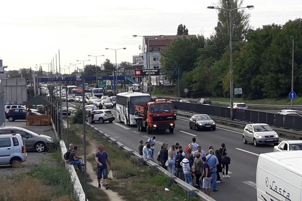 KILOMETARSKA KOLONA! KOLAPS NA AUTO-PUTU KOD MEDAKA. U sudaru kod Dušanovca povređene tri osobe!