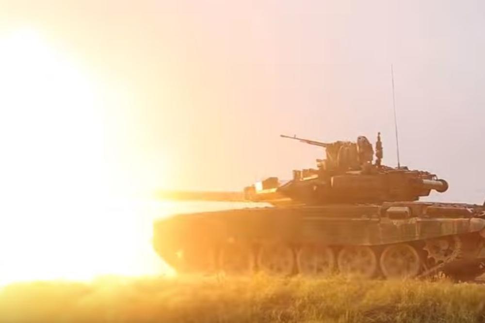 (VIDEO) ON JE STRAH I TREPET RUSKE ARMIJE: Ovako izgleda kada gruva najbolji ruski tenk