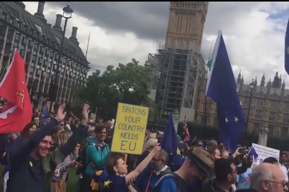 (VIDEO) LONDON NA NOGAMA: Hiljade ljudi protestuje protiv Bregzita!