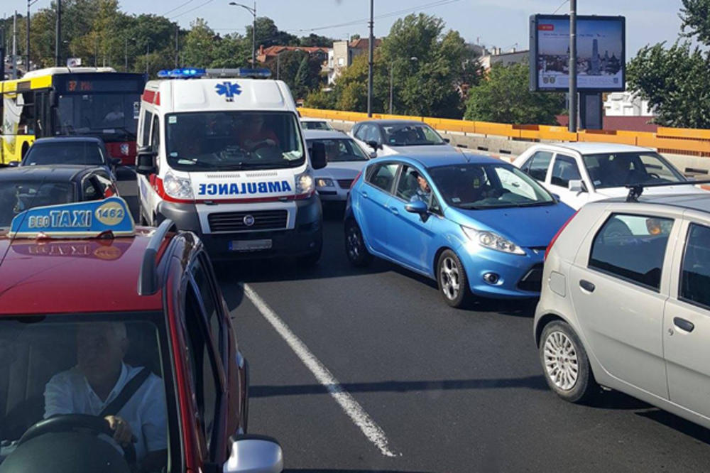 (FOTO) SAOBRAĆAJNA LUDNICA U CENTRU: Navala sa Mostara, kroz Kneza Miloša automobili doslovno mile