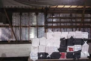 SRPSKA CRNJA: Carinici pronašli 1.500 boksova cigareta među parketom i lajsnama