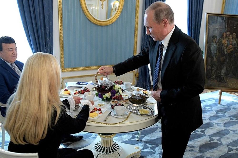 (VIDEO, FOTO) PUTIN SE POKAZAO KAO DOMAĆIN ČOVEK: Putin poslužio čaj svojim gostima u Kremlju!