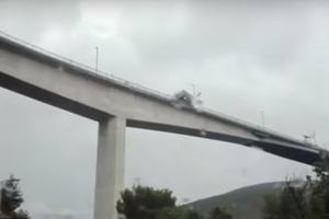 (VIDEO) JEZIVI SNIMAK IZ DUBROVNIKA: Vetar bacio prikolicu sa mosta u ponor!