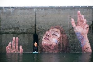 (FOTO) ČAS GA VIDIŠ, ČAS GA NE VIDIŠ: Ovaj mural je najbolji na svetu! Menja se sa plimom i osekom!