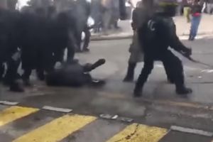 (VIDEO) PRVO UDARAJU, PA PITAJU KOGA: Policija u Parizu pretukla reportera