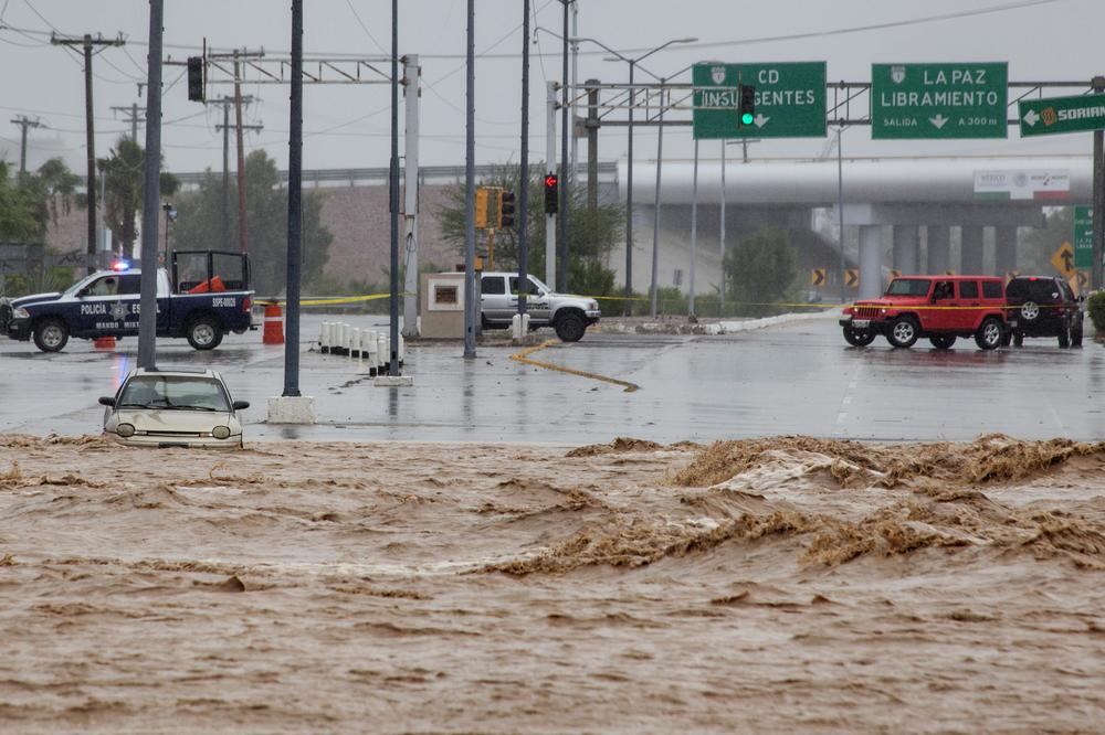 POSLE IRME STIŽE I MAKS: Uragan preti Meksiku i donosi vetrove od 120 km na čas