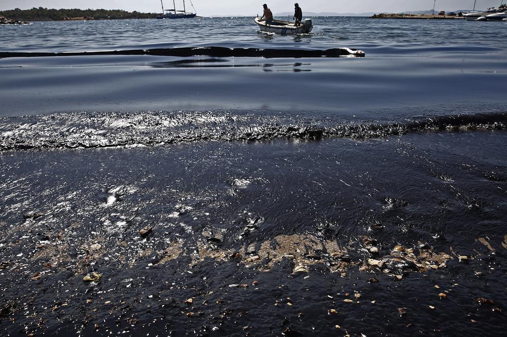 (FOTO, VIDEO) MORE POSTALO CRNO: U Grčkoj potonuo tanker sa 2.000 tona nafte i napravio pravu ekološku katastrofu