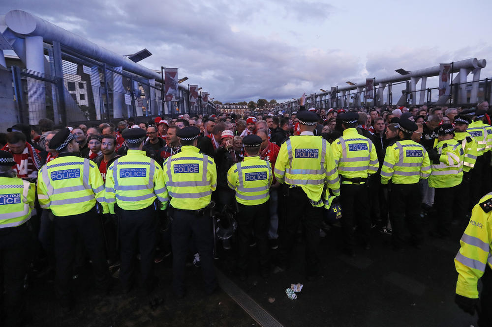 (VIDEO) INCIDENTI NEMACA U LONDONU: Pogledajte kako su navijači Kelna napravili haos ispred stadiona Arsenala