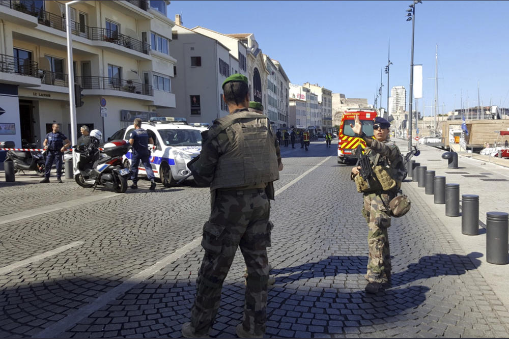 VIKAO ALAH I IZVADIO NOŽ: Naoružani napadač nasrnuo na vojnika u Parizu