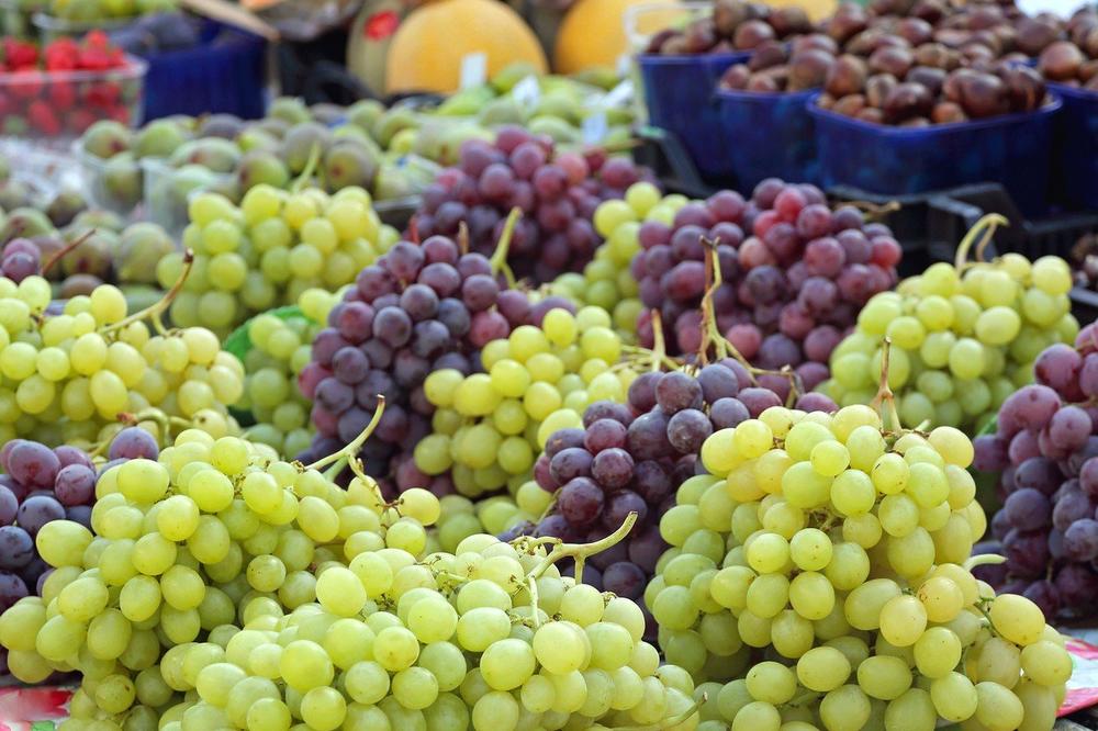 GROŽĐE LETELO NA SVE STRANE: Potukli se trgovci voćem u Grudama