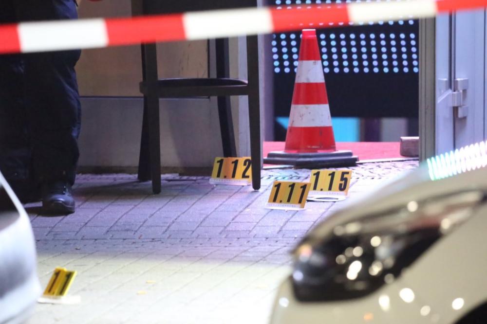 (FOTO) PUCNJAVA ISPRED NOĆNOG KLUBA U BERLINU: Ubijen muškarac, troje ranjeno!