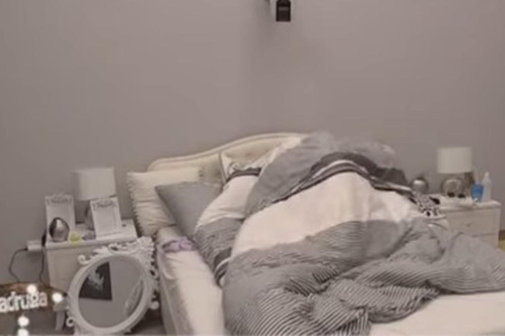 (VIDEO) KONAČNO SE I TO DESILO! PAO SEKS U ZADRUZI: Anđela i Đekson se dohvatili ispod pokrivača! Zamalo da slome krevet