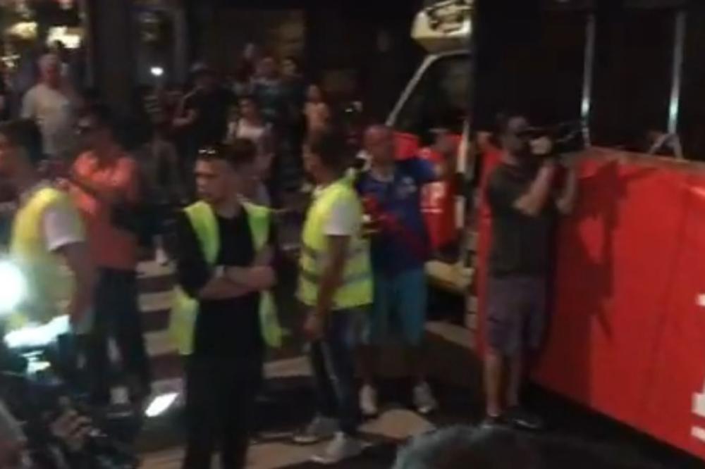 (KURIR TV) PROTEST DVERI ISPRED RTS Obradović: Nisu nas primili jer je večerašnji gost gej aktivista