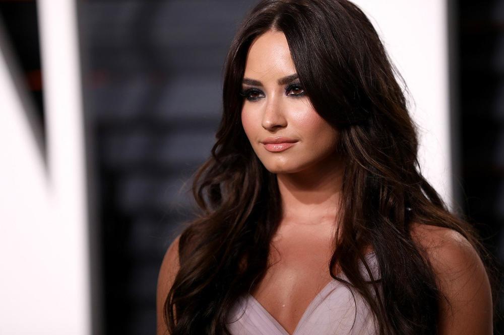 (FOTO) UHVAĆENE U DIZNILENDU: Demi Lovato raskinula s poznatim glumcem, pa smuvala devojku!