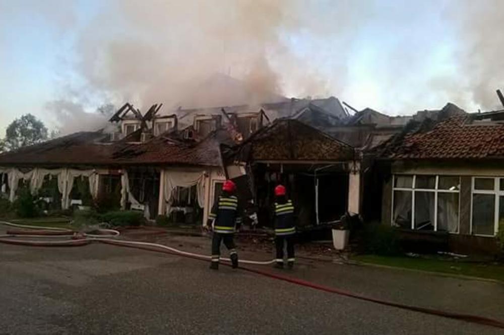 (FOTO) POŽAR KOD MLADENOVCA: Izgoreo motel u Vlaškom Polju