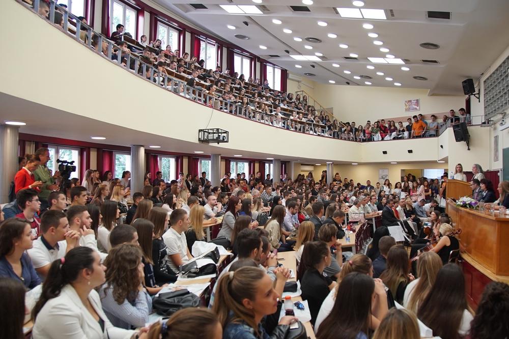 (FOTO) STIGLI PRVI BRUCOŠI: Ekonomski fakultet dočekao novu generaciju studenata