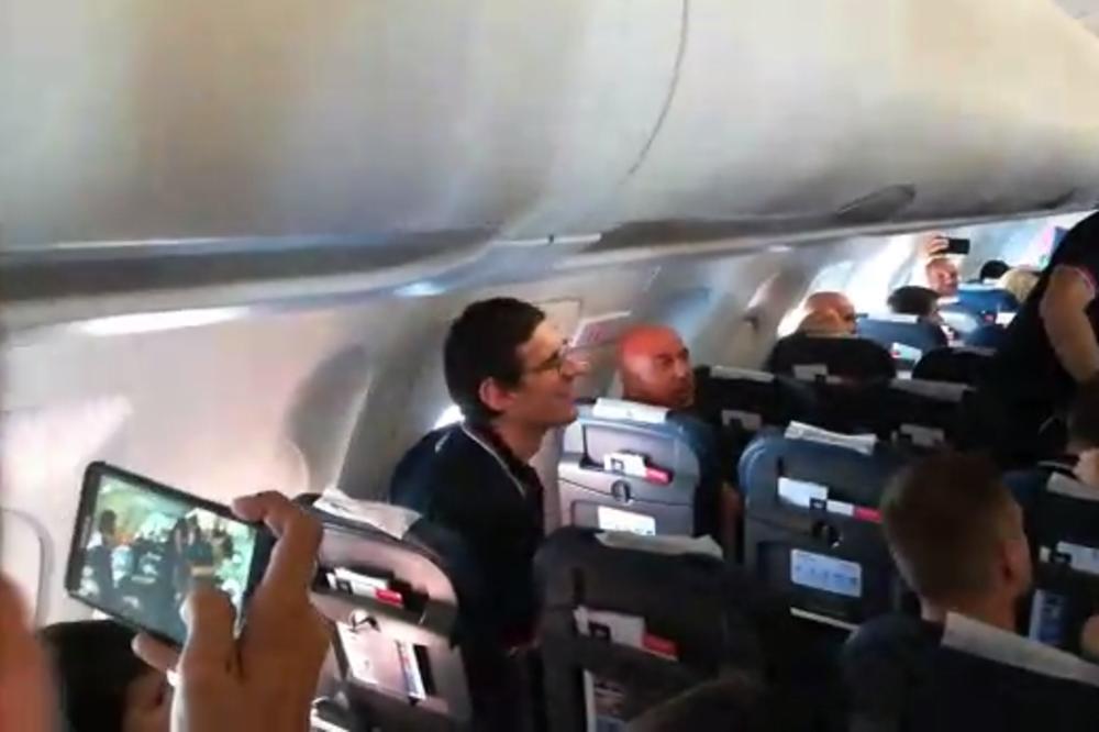 (VIDEO) DOMAĆI HITOVI NA REPERTOARU KOŠARKAŠA: Srebrni Orlovi napravili feštu u avionu! Evo šta se pevalo