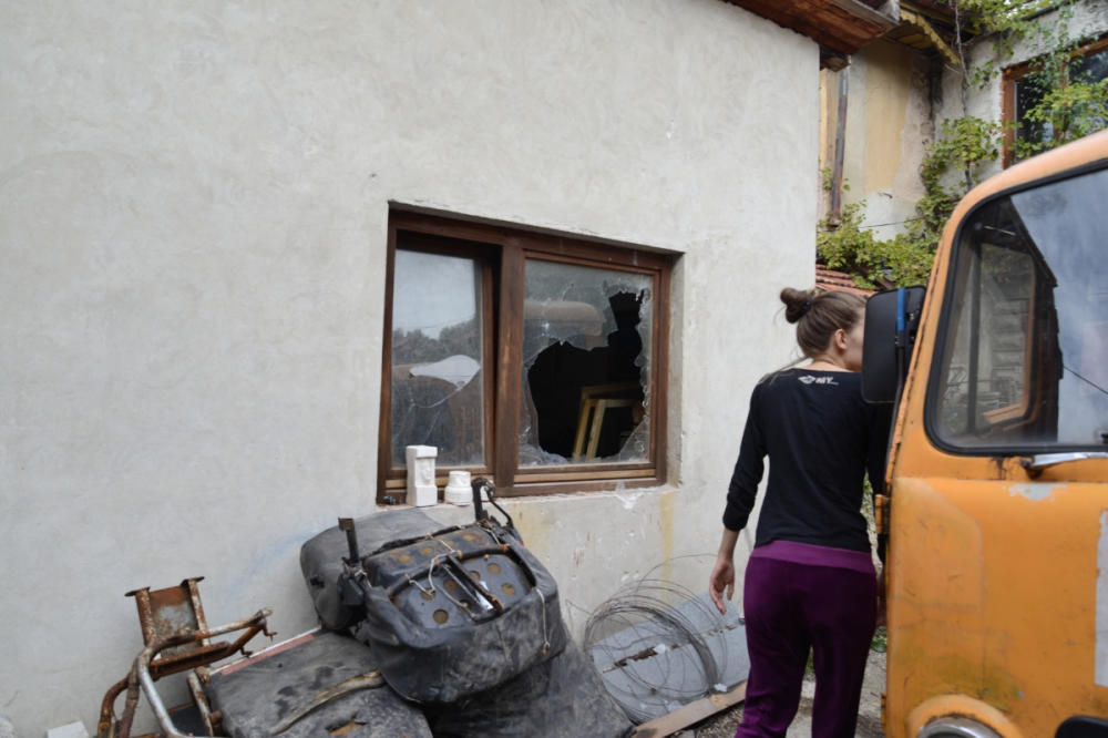 OBRAČUN U SARAJEVU: Bomba bačena u dvorište kuće, ranjen vlasnikov pas