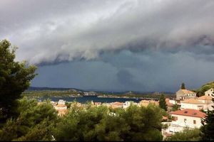 NEVREME HARA HRVATSKOM: Nad Šibenikom se nadvio ogroman oblak, pijavica se pojavila na Visu
