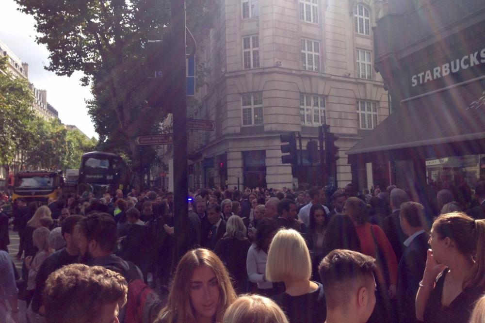 PONOVO PANIKA U LONDONU: Policija zatvorila ulice zbog sumnjivog paketa