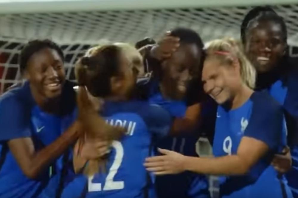 (VIDEO) OTKROVENJE IZ FRANCUSKE: Fudbalerke odigraju ringe, ringe, raja, pa daju gol
