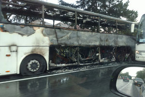(FOTO) DRAMA NA IBARSKOJ MAGISTRALI: Autobus potpuno izgoreo kod Lipovačke šume
