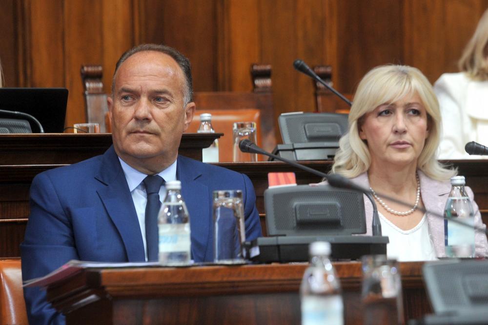 SKUPŠTINA VANREDNO O PROSVETI: Ministar Šarčević pred poslanicima, obrazlaže zakone
