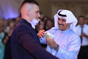 (FOTO, VIDEO) STIGLI GOSTI IZ DUBAIJA: Prizrenac na svadbi dobio preskupe poklone, novac leteo na sve strane!