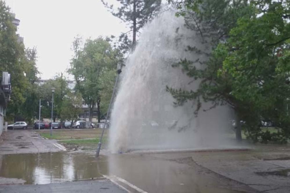 (FOTO) ČITAOCI KURIRA JAVLJAJU, GEJZIR U NARODNIH HEROJA: Kamion za dostavu oštetio hidrant, kulja na sve strane