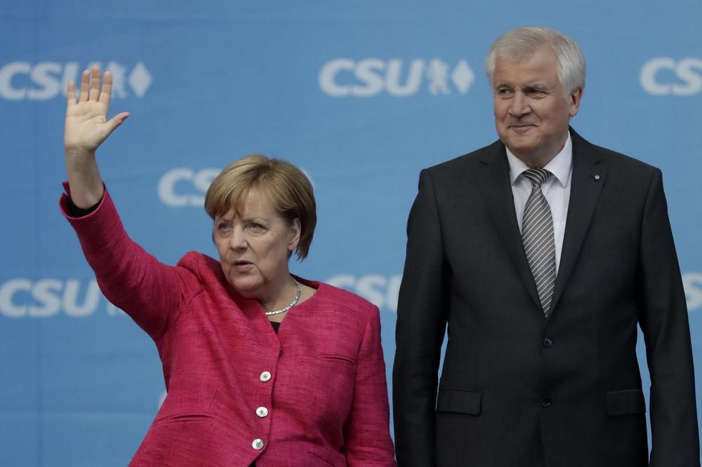 MIGRANTI CEPAJU NEMAČKU VLADU: Zehofer traži ČVRSTU RUKU, Merkelova ne odustaje od OTVORENIH VRATA