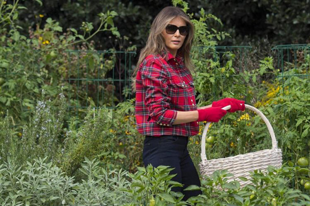 O Melaniji Tramp bruji ceo Internet: Prva dama u preskupoj košulji radi u bašti! (FOTO)