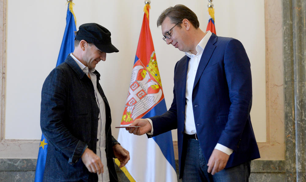 Rejf Fajns, Aleksandar Vučić, pasoš, Srbija