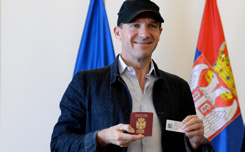 Rejf Fajns, Aleksandar Vučić, pasoš, Srbija