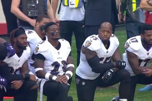 (VIDEO) MASOVNA POBUNA SPORTISTA PROTIV TRAMPA: Veliki broj NFL igrača bojkotovalo američku himnu