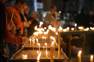 DANAS SU MITROVSKE ZADUŠNICE: Evo koliko sveća trebate da ponesete na groblje i koji su OBIČAJI!