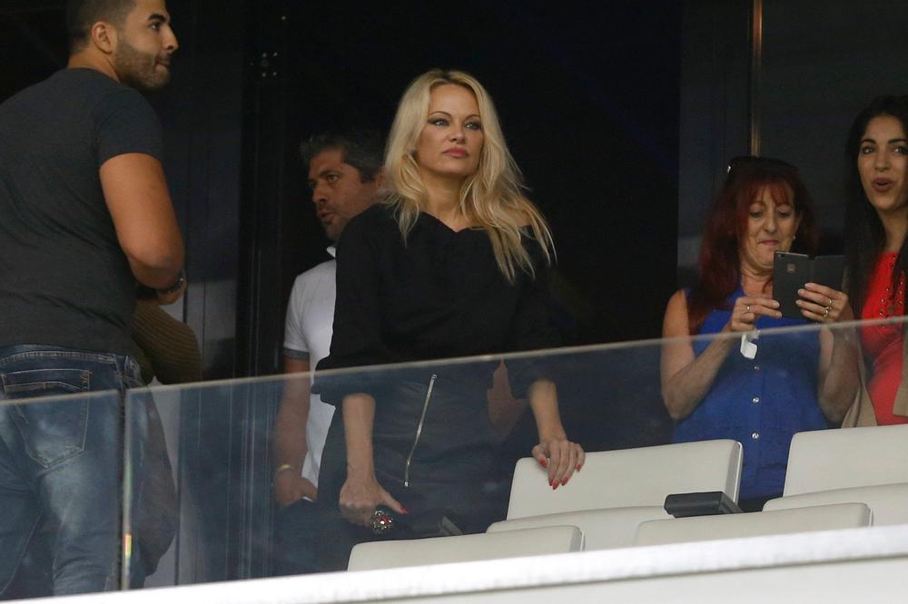 (FOTO) PAMELA ANDERSON VOLI PILETINU: Slavna seks bomba smuvala 19 godina mlađeg fudbalera