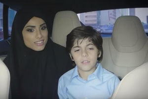 (VIDEO) Ušli su u taksi, a na prednjem sedištu ŠOK! Ovo je novi trend u Dubaiju, i prilično je ZASTRAŠUJUĆ!