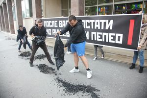 BEOGRADSKI IZBORI: I Ne da(vi)mo Beograd ulazi u izbornu trku, ispred Skupštine grada prosuli ugalj i pepeo
