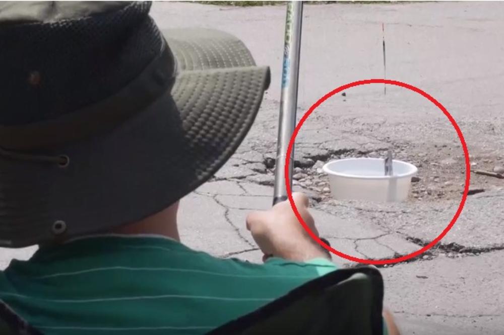 (VIDEO) APSOLUTNI HIT U NIŠU: Pecaju ribu nasred asfalta u udarnoj rupi u naselju Duvanište!