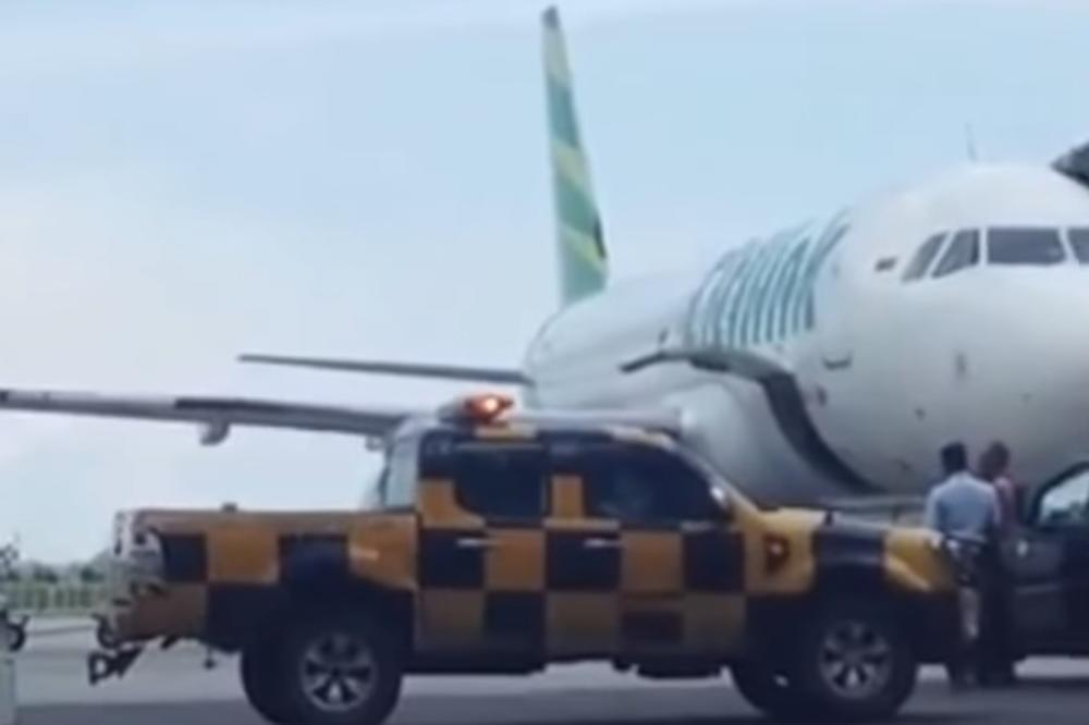 (VIDEO) NEZVANI PUTNICI: Pčele potpuno prekrile krilo aviona i otkazale let