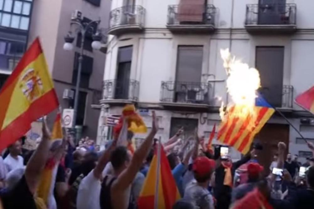 (VIDEO) ŽESTOK SUKOB U ŠPANIJI: Nacionalisti spalili zastavu Katalonije, pa se umešala policija