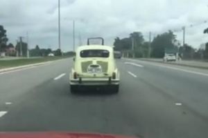 (VIDEO) ČIK PROBAJ DA PRETEKNEŠ FIĆU: Pogledajte kako mu je simbol Jugoslavije na auto-putu žestoko pomrsio planove