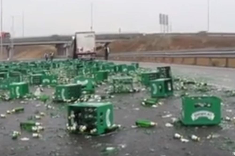 NAPILE SE ULICE: Iz kamiona izletele desetine gajbi s pivom i prosule se po putu (VIDEO)
